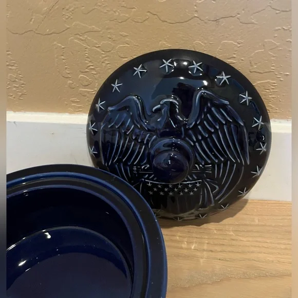 Longaberger navy Pottery 1 1/2 quart with Lid Patriotic Design - Picture 3 of 11